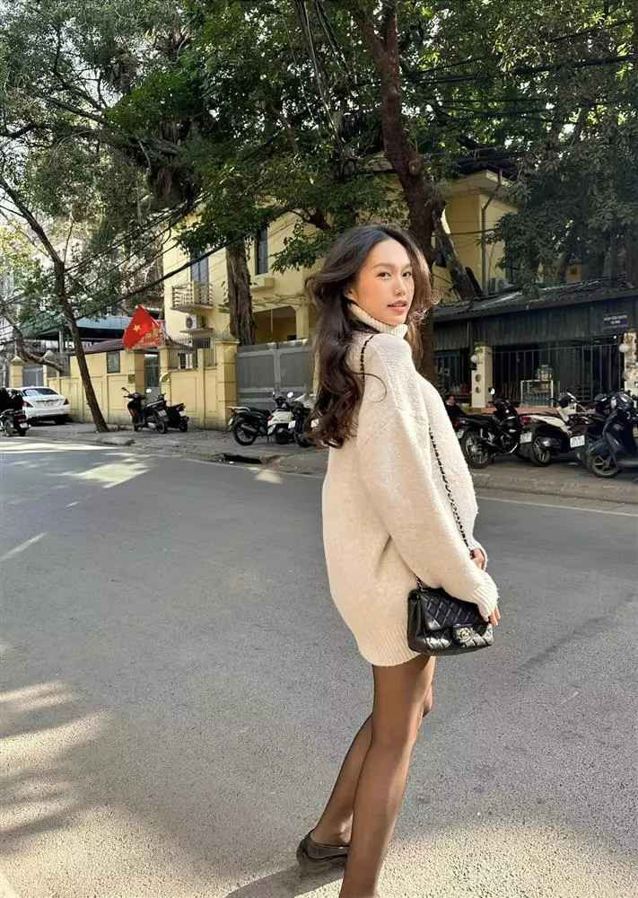 Điển hình mới đây trên trang cá nhân, Doãn Hải My khoe loạt ảnh mới. Trong hình, bạn gái cầu thủ Đoàn Văn Hậu diện chiếc áo len dáng dài, khoe trọn đôi chân dài miên man.