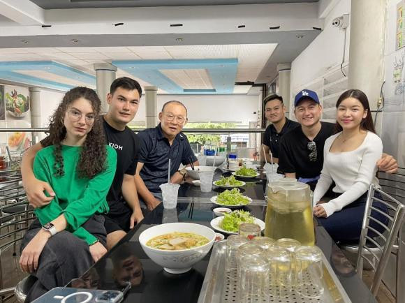 Yến Xuân và Văn Lâm từng lộ ảnh hẹn hò cùng với HLV Park Hang Seo khi ông dự khán trận đấu của Topenland Bình Định tại Quy Nhơn.