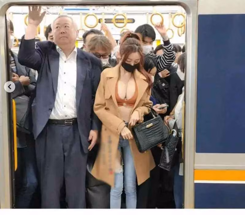 Mới đây, MXH châu Á không khỏi xôn xao trước hình ảnh của một cô gái đi tàu điện ngầm nhưng ăn mặc vô cùng táo bạo. Được biết, trên tàu điện thời điểm đó rất đông đúc. Việc một cô gái ăn mặc gợi cảm nhanh chóng trở thành tâm điểm thu hút sự chú ý.