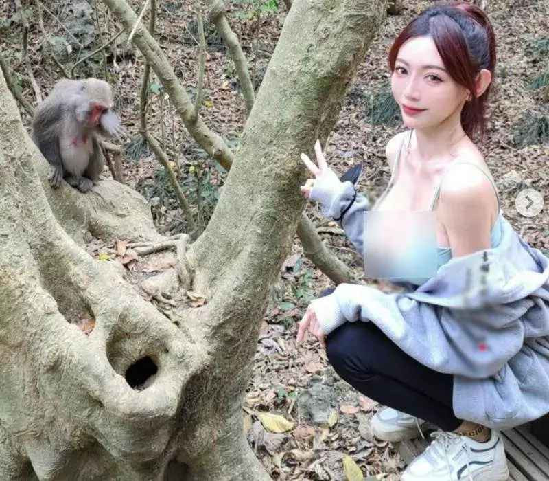 Người đẹp 9X thậm chí còn từng làm nhiều người ngao ngán khi mặc khá gợi cảm đi Chùa. Dù cô đã khéo chọn áo dài tay, nhưng cả mảng xuyên thấu ngay thềm ngực cũng không làm cho thiết kế bớt táo bạo.