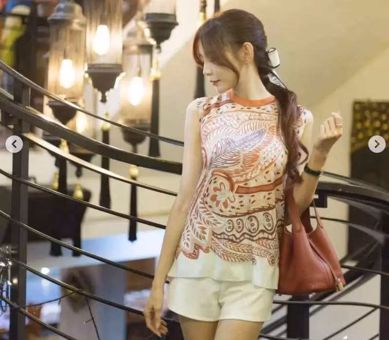 Queenie mặc trang phục kín bưng, không để lộ quá nhiều da thịt thì vẻ đẹp long lanh đến từ ngoại hình vẫn giúp những bức ảnh này của cô nhận về lượt tương tác ấn tượng.