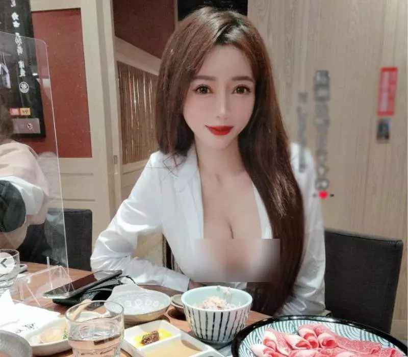 Bất ngờ hơn, cô nàng này không phải là nhân vật vô danh mà là Hou Queenie - một hot girl kiêm người mẫu ảnh nổi tiếng người Nhật Bản. Được biết, chân dài sinh năm 1990 là giáo viên dạy tiếng Nhật Bản ở Đài Bắc, Đài Loan (Trung Quốc).