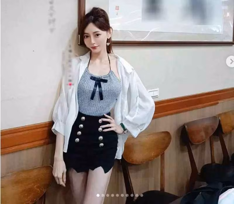 Nếu muốn khoe ngực đầy, eo thon, Queenie chỉ cần diện những mẫu áo ôm sát và sơvin cùng quần jeans là đủ làm bao ánh nhìn xuyến xao.