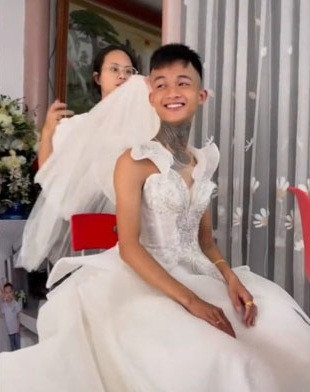 Giống như cô gái trong câu chuyện dưới đây, cô đã từng rất buồn lòng khi người thân không muốn mình lấy một chàng trai xăm trổ. Tuy nhiên, cuối cùng cô đã dùng cách có 1-0-2 để thuyết phục gia đình, đó là đi xăm mình giống bạn trai để được phụ huynh đồng ý.