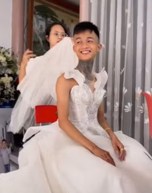 Giống như cô gái trong câu chuyện dưới đây, cô đã từng rất buồn lòng khi người thân không muốn mình lấy một chàng trai xăm trổ. Tuy nhiên, cuối cùng cô đã dùng cách có 1-0-2 để thuyết phục gia đình, đó là đi xăm mình giống bạn trai để được phụ huynh đồng ý.