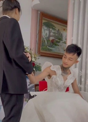 Cụ thể, mới đây 1 tài khoản TikTok đã hạnh phúc chia sẻ những khoảnh khắc đẹp trong đám cưới của mình và bạn gái. Điều khiến dân mạng chú ý chính là trên ngực và cổ của cô dâu và chú rể đều có hình xăm rất nổi bật.