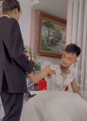 Cụ thể, mới đây 1 tài khoản TikTok đã hạnh phúc chia sẻ những khoảnh khắc đẹp trong đám cưới của mình và bạn gái. Điều khiến dân mạng chú ý chính là trên ngực và cổ của cô dâu và chú rể đều có hình xăm rất nổi bật.