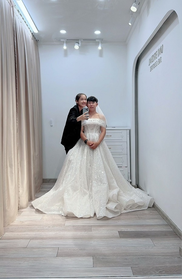 Việc chú rể mặc váy cưới còn cô dâu mặc vest cũng chỉ là một trong những ý tưởng chụp ảnh cưới, chẳng gây hại tới ai miễn họ cảm thấy hạnh phúc là được.