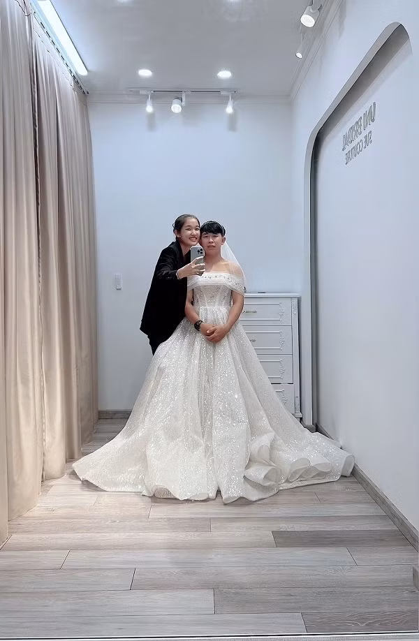 Việc chú rể mặc váy cưới còn cô dâu mặc vest cũng chỉ là một trong những ý tưởng chụp ảnh cưới, chẳng gây hại tới ai miễn họ cảm thấy hạnh phúc là được.