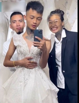 Bên cạnh đó, chú rể cũng chia sẻ lý do vì sao 2 vợ chồng anh lại cùng có hình xăm nổi bật như vậy. Khi được một người hỏi: "Sao anh chị xăm vậy, em thấy hình lúc chưa xăm cũng đẹp mà hay anh chị thích?" thìanh chàng đã trả lời rằng: "Là do gia đình bạn gái không cho lấy chồng xăm nên bạn gái xăm lên cho có cặp".