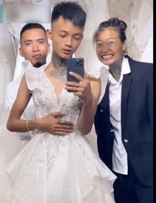 Bên cạnh đó, chú rể cũng chia sẻ lý do vì sao 2 vợ chồng anh lại cùng có hình xăm nổi bật như vậy. Khi được một người hỏi: "Sao anh chị xăm vậy, em thấy hình lúc chưa xăm cũng đẹp mà hay anh chị thích?" thìanh chàng đã trả lời rằng: "Là do gia đình bạn gái không cho lấy chồng xăm nên bạn gái xăm lên cho có cặp".