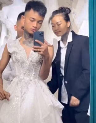 Bên cạnh những khung hình hạnh phúc trong đám cưới thì cặp đôi cũng chia sẻ khoảnh khắc chú rể diện váy cô dâu cười e thẹn, còn cô dâu thì mặc vest rất mạnh mẽ.