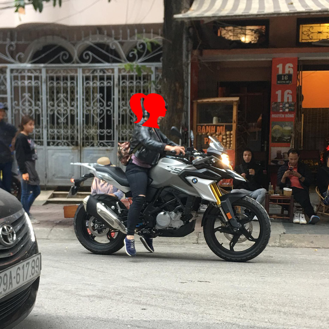 Ai cũng bật cười vì tư thế đứng nhìn có phần "hơi nhọc" của cô gái ấy, người ta ngồi trên xe chống chân xuống đường bình thường nhưng riêng cô ấy chẳng thể đứng như vậy được, riêng cái phần yên xe đã cao đến eo cô ấy.