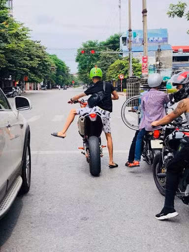 Không có chị em, nhiều cánh mày râu cũng lầm vào cảnh chiều cao hạn chế nhưng vẫn thích thử sức với những chiếc xe có yên cao.