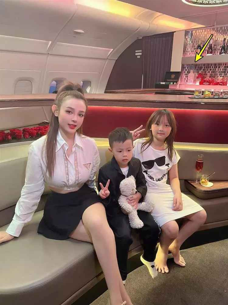 Mới đây, Huyền Baby được nhiều bà mẹ đồng cảm khi bị trêu "đẻ thuê" cho ông xã Quang Huy bởi hai con càng lớn lại càng giống y hệt bố.