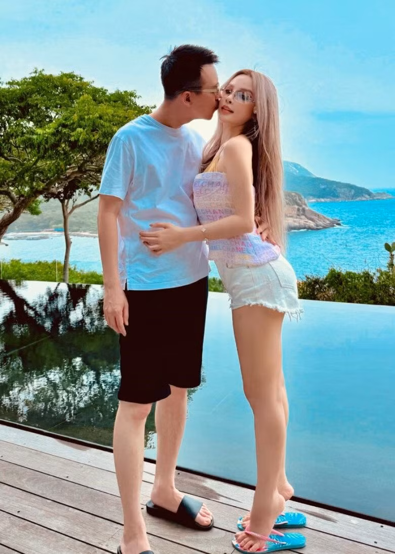 Tuy nhiên Huyền Baby không lựa chọn theo đuổi sự nghiệp giải trí mà sớm kết hôn với doanh nhân Quang Huy vào năm 2013.