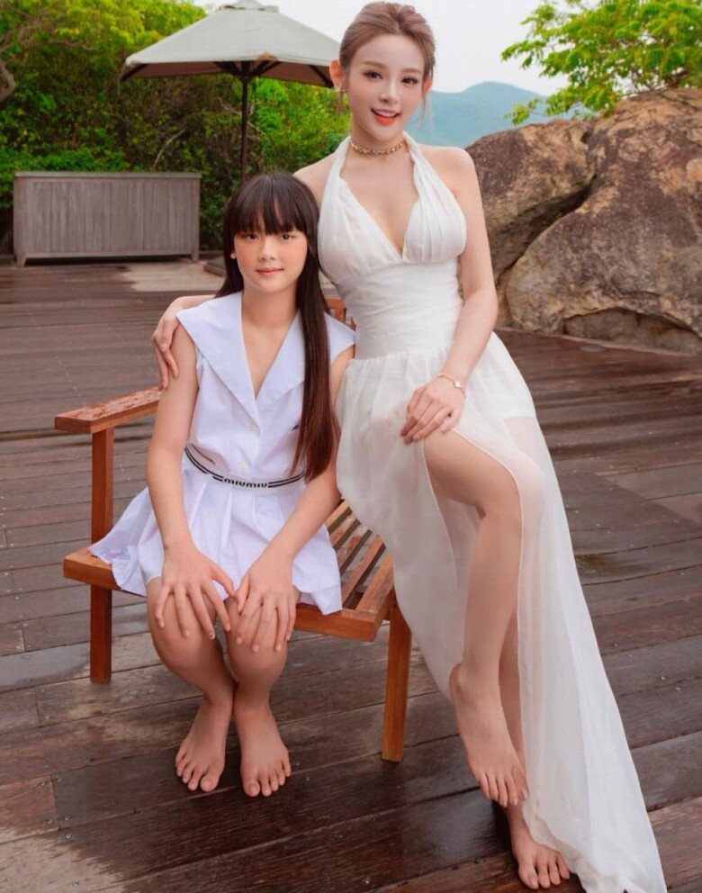 Quả thực khi ngắm nhìn những hình ảnh hiếm hoi về bé Củ Cải và Sữa do bà chủ chuỗi khách sạn chia sẻ, ai nấy đều phải xuýt xoa vì các bé quá đẹp lại đáng yêu, dễ thương.