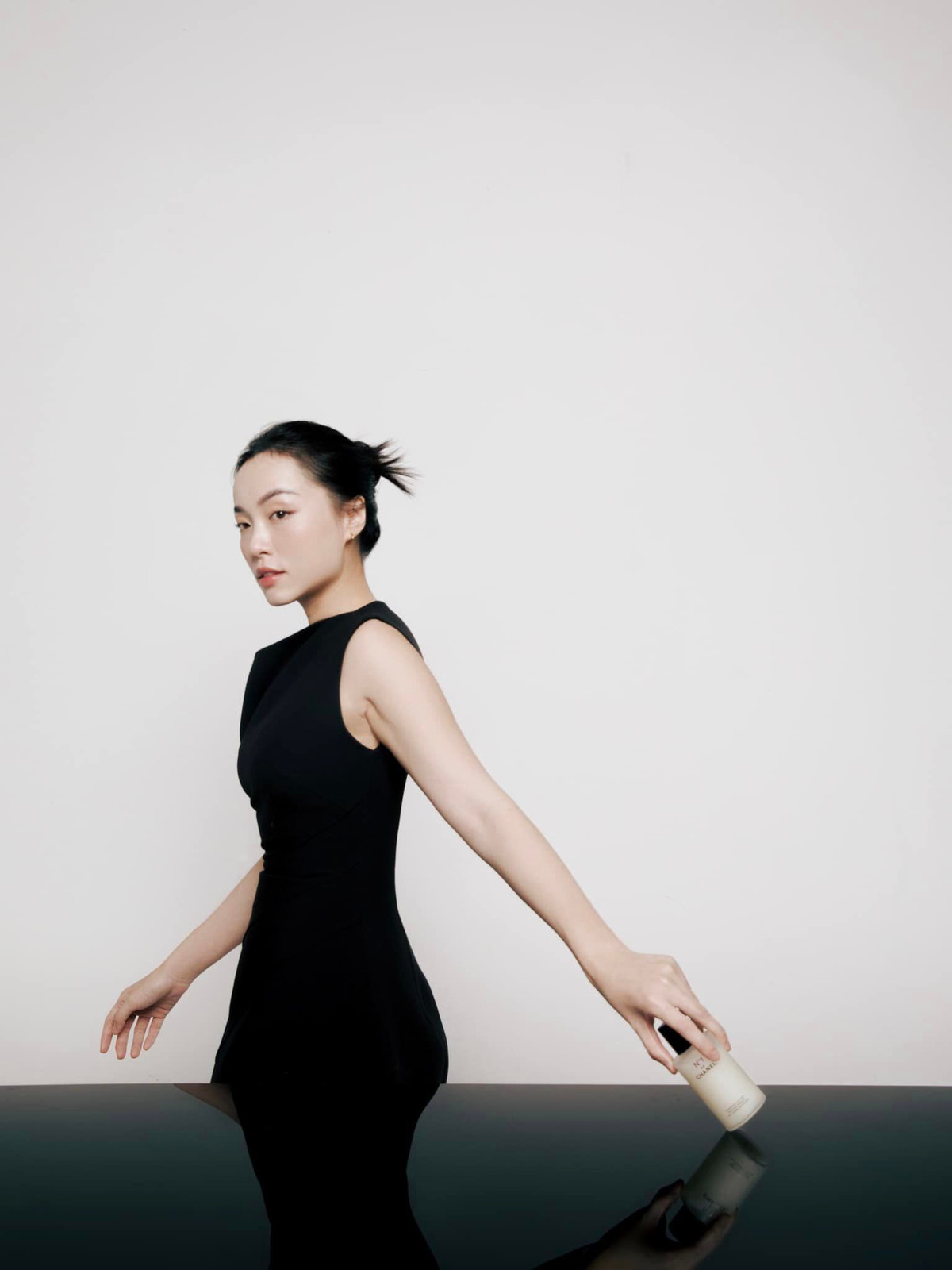 Hà Trúc tiết lộ: "Mình vẫn hay tự nhìn mình trong mỗi tấm ảnh, dù là cách đây lâu thế nào đi chăng nữa, mình tin là mình vẫn cảm thấy được niềm hạnh phúc hay khổ đau trong nó...