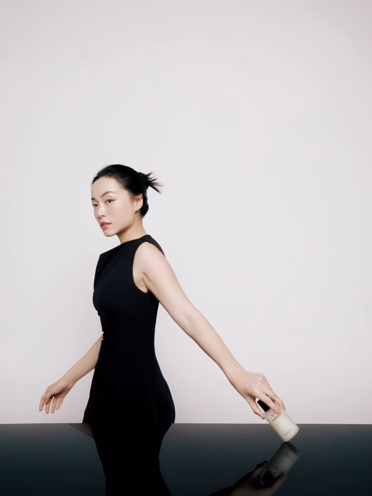 Hà Trúc tiết lộ: "Mình vẫn hay tự nhìn mình trong mỗi tấm ảnh, dù là cách đây lâu thế nào đi chăng nữa, mình tin là mình vẫn cảm thấy được niềm hạnh phúc hay khổ đau trong nó...