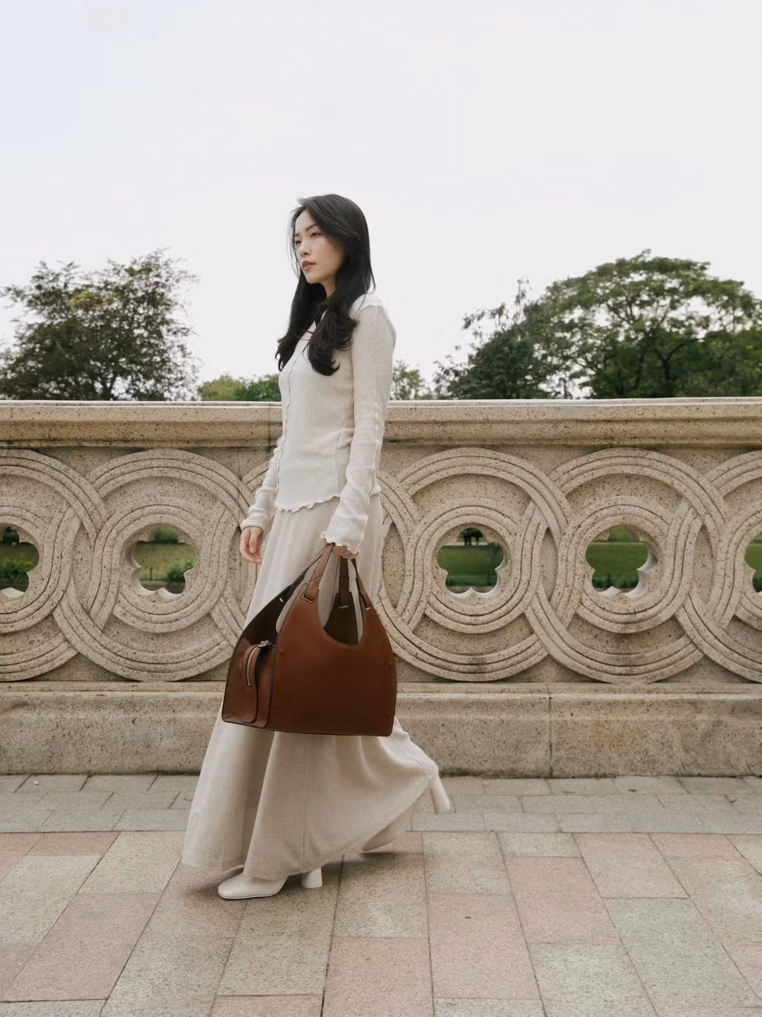 Kể cả đó là một ngày mình bận tối mặt mũi, bao nhiêu điều xui xẻo đến với mình nhưng vào cuối ngày dưới ánh mặt trời dần tàn đi, mình vẫn thấy sự lạc quan, an bình trong đôi mắt, trong nụ cười, trong nét mặt". Hà Trúc nói thêm.