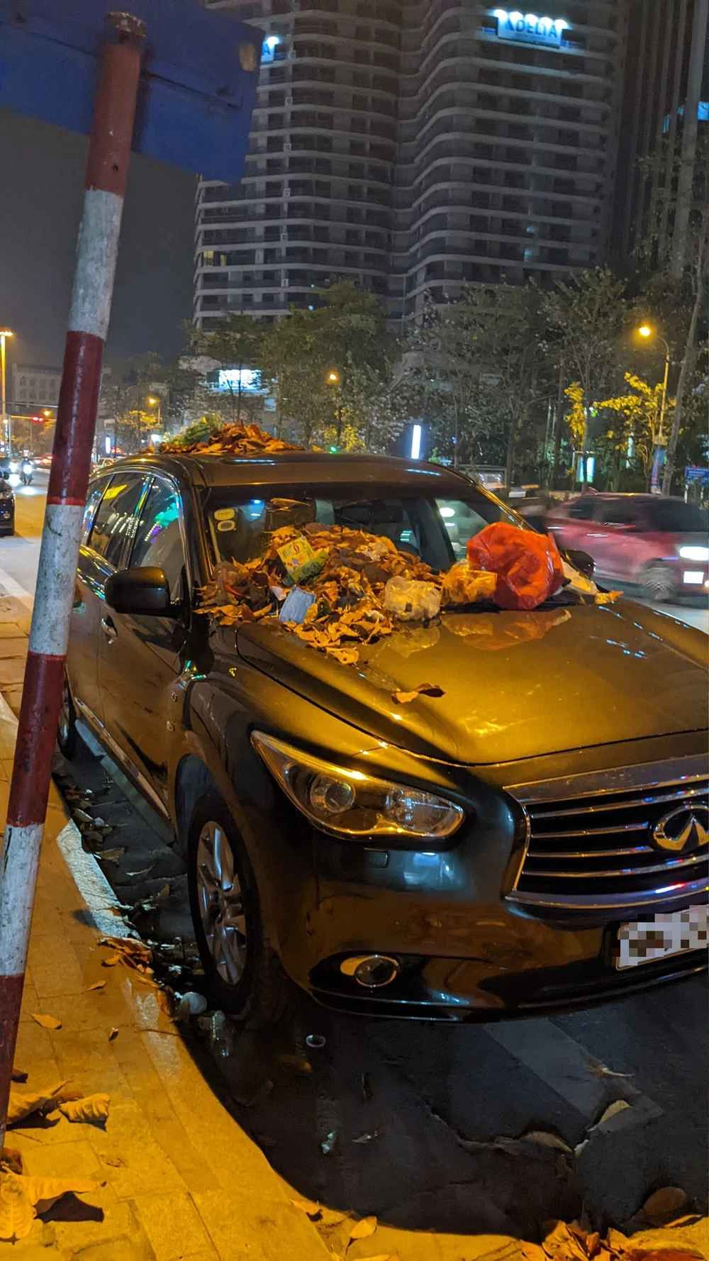 Hành động đỗ xe không đúng quy định của chủ xe khiến người dân xung quanh bức xúc và ném rác lên mui xe.