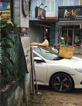 Ngược lại, cũng có khá nhiều người cho rằng chủ xe đỗ xe sai, nhưng cách hành xử của những người đổ rác lên xe lại càng sai hơn.