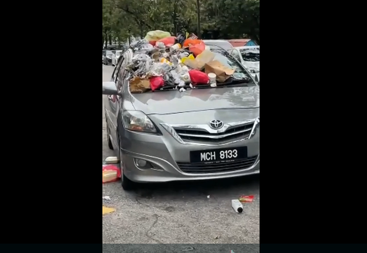 Chiếc xe bỗng chốc đầy ắp rác còn chủ nhân của chiếc xe không biết đã đi đâu.