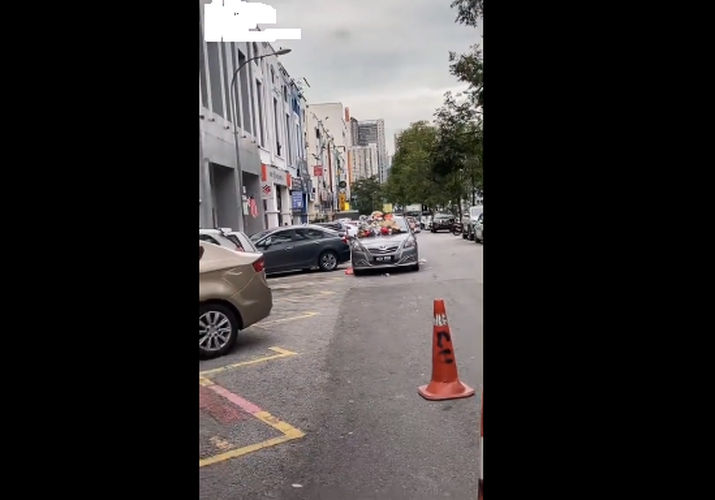 Netizen có viết thêm: "Những người vứt rác như thế này cũng chẳng ra gì! Đồng ý là anh chủ xe có thể đỗ sai, nhưng pha xử lý như thế này của các bác cũng đã thể hiện tính cách của các bác như thế nào rồi" hay "Người đỗ xe thiếu ý thức, kẻ đổ rác lên xe cũng vô ý thức như nhau. Đổ lên xe người khác thế cho hả dạ, nhưng cũng thể hiện ý thức chả ra gì".