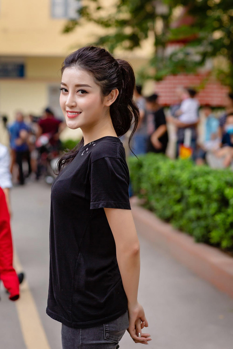 Á hậu Huyền My vốn nổi tiếng với gương mặt tự nhiên thế nhưng mới đây, cô nàng khiến không ít lần tá hỏa khi để lộ nhiều điểm khác lạ đặc biệt là ở chiếc mũi.