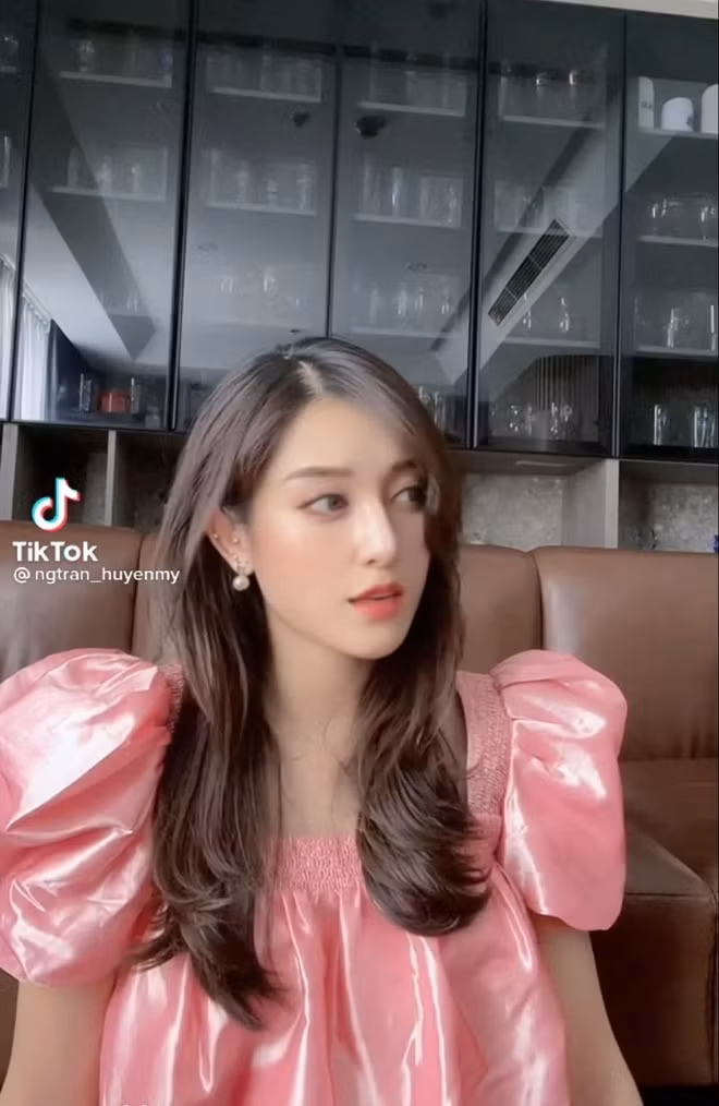 Netizen cho rằng trong đoạn clip, Huyền My bất ngờ để lộ chiếc mũi cứng đơ khác thường, sống mũi bỗng cao khác thường và bị netizen cho là giống hệt như dáng mũi diều hâu, khiến tổng thể khuôn mặt trông mất cân đối.