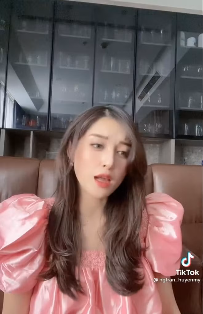 Cụ thể, mới đây trên tài khoản Tik Tok các nhân, Nguyễn Trần Huyền My bất ngờ đăng tải đoạn clip đang bắt trend. Tuy nhiên, gương mặt thiếu tự nhiên của cô mới là tâm điểm chú ý.