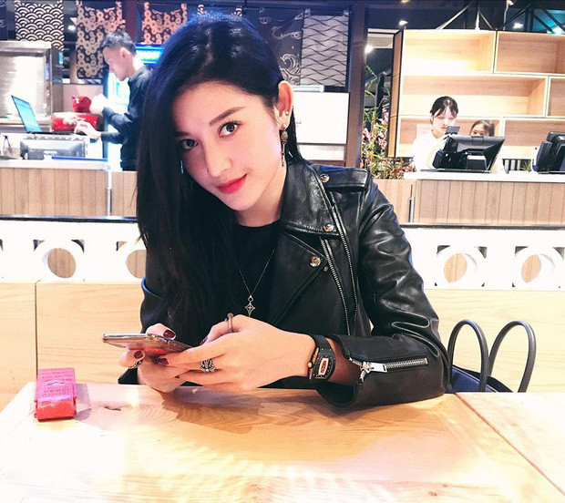 Nhiều người cho rằng nàng Á hậu đã can thiệp phẫu thuật thẩm mỹ và sử dụng app làm đẹp để hoàn thiện bản thân, ai ngờ đâu lại bị "phản tác dụng".