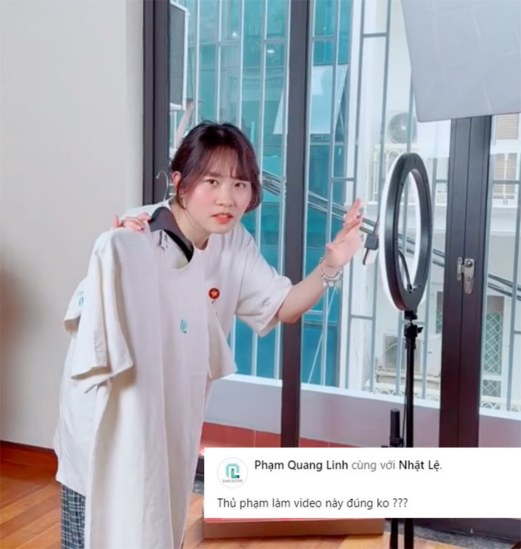 Quang Linh hào hứng nhắn nhủ đến chị gái: "Chúc mừng sinh nhật chị yêu nhé. Chúc chị yêu nhiều sức khoẻ, luôn luôn may mắn , sống hạnh phúc bên gia đình. Quà cáp tính sau nha".