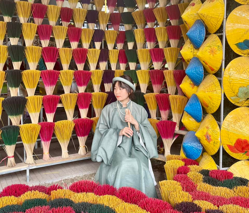 Cụ thể, Nhật Lệ từng viết:"Thật ra với thu nhập của Linh, ăn như thế là ăn quá bình thường luôn đó mọi người, ăn bữa cơm gia đình thôi. Lâu lâu mà gặp đối tác hay như chị Hằng Du Mục hỗ trợ mình livestream xong thì mình mời đi ăn đi chơi là chuyện bình thường, không đáng bao nhiêu cả".