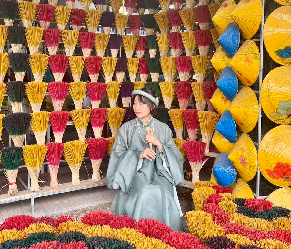 Cụ thể, Nhật Lệ từng viết:"Thật ra với thu nhập của Linh, ăn như thế là ăn quá bình thường luôn đó mọi người, ăn bữa cơm gia đình thôi. Lâu lâu mà gặp đối tác hay như chị Hằng Du Mục hỗ trợ mình livestream xong thì mình mời đi ăn đi chơi là chuyện bình thường, không đáng bao nhiêu cả".