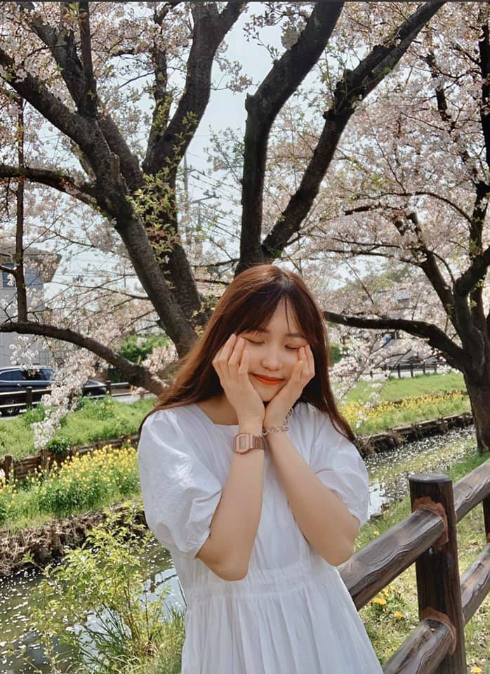 Khi nhận lời chúc từ em trai, Nhật Lệ không giấu khỏi sự bối rối. Trước phản ứng của chị gái, Quang Linh Vlogs hào hứng chia sẻ có thể sẽ mua đồng hồ đắt tiền làm quà mừng sinh nhật cho chị.