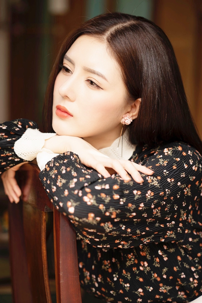 Cách đây không lâu,Lilly Luta diện 1 chiếc váy voan hoa in họa tiết hoa hồng cực kỳ lãng mạn, tạo dáng ở cánh đồng hoa cải.