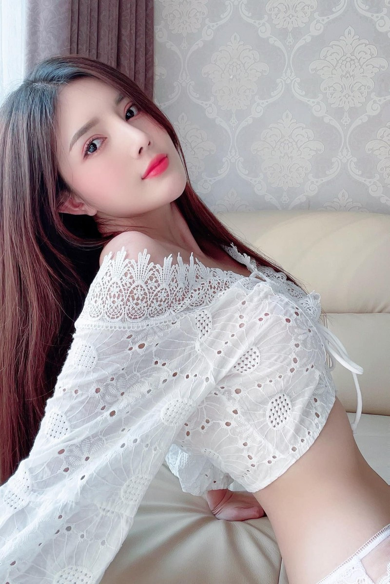 Chiếc váy với thiết kế trễ vai, cổ khoét sâu giúpLilly Luta phô diễn tối đa bờ vai thon với phần xương quai xanh đầy gợi cảm. Vòng 1 đầy đặn cũng lấp ló sau lớp váy mỏng khiến công chúng không thể rời mắt.