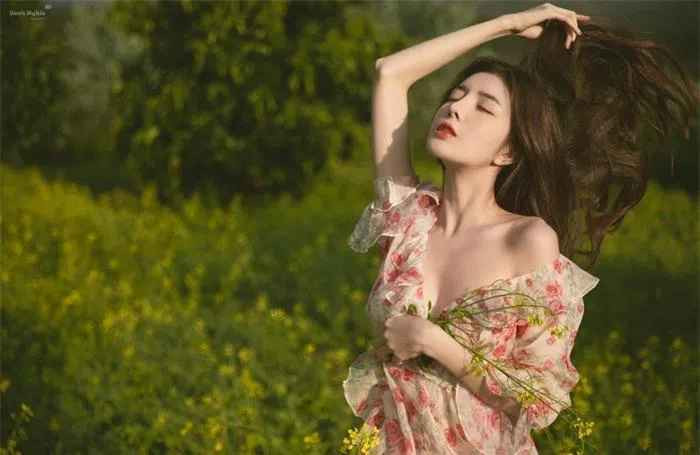 Lilly Luta sở hữu thân hình bốc lửa, gương mặt ưa nhìn và nhanh chóng nổi tiếng với danh xưng hot girl. "Búp bê sống" phiên bản Việt này cũng từng giành giải gương mặt khả ái nhất cuộc thi Miss Ngôi Sao2012.