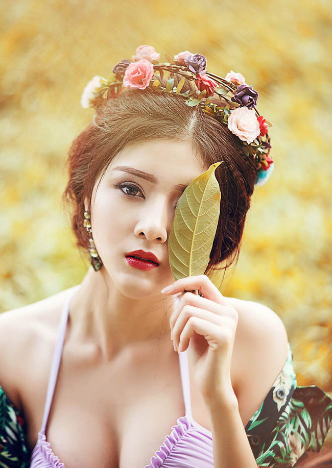 Ở viền của thân trên chiếc váy đều được đính những hạt ngọc trai giả tạo nét sang chảnh, quý phái. Tuy nhiên, đáng nói nhất là phần thân váy phía trước củaLilly Luta quá nhỏ, để lộ lấp ló chân ngực khi cô nàng quay lưng lại.