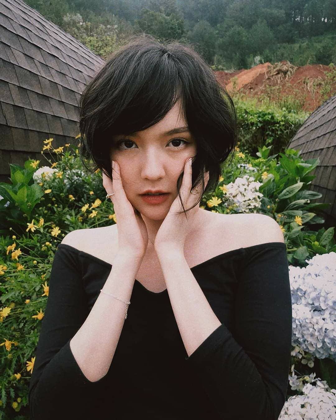 Không trang điểm cầu kỳ, không "chơi" hàng hiệu như nhiều người khác, Hải Tú của thời gian trước drama "trà xanh" vẫn nổi như cồn trên MXH.