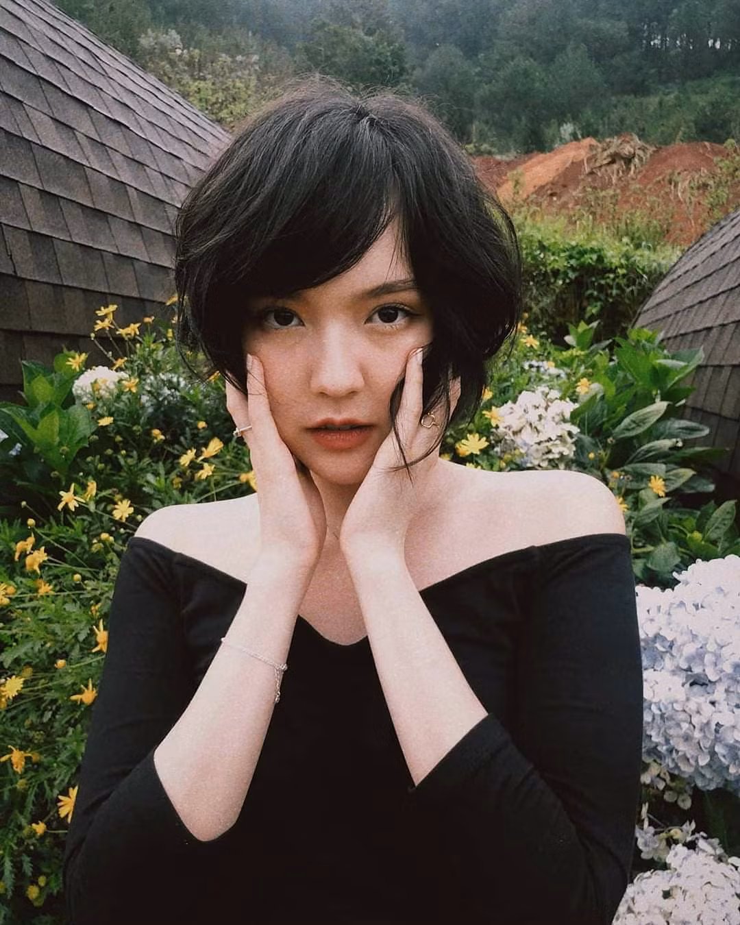 Không trang điểm cầu kỳ, không "chơi" hàng hiệu như nhiều người khác, Hải Tú của thời gian trước drama "trà xanh" vẫn nổi như cồn trên MXH.