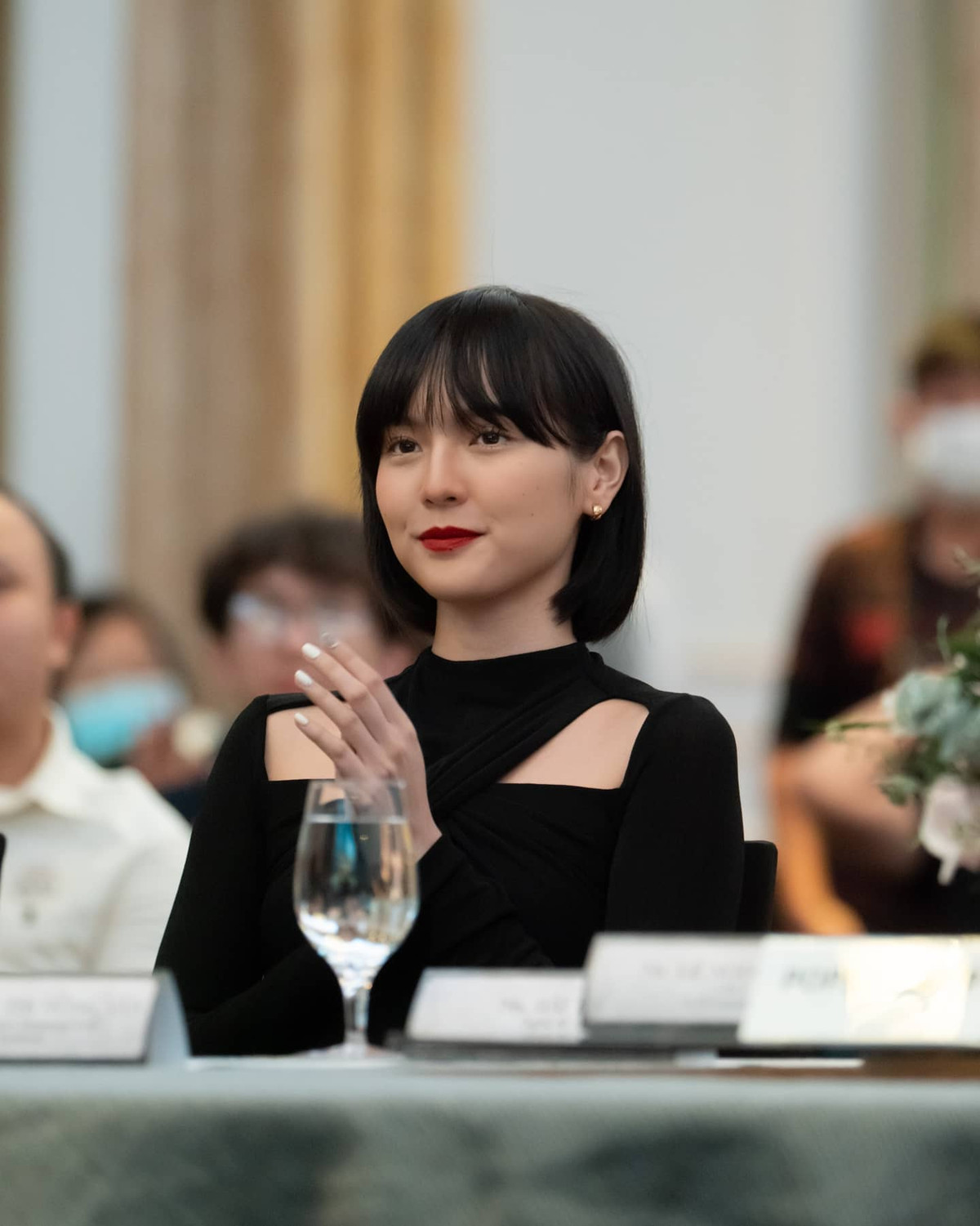 Cụ thể là trên Instagram, vẫn còn rất nhiều cư dân mạng dư thời gian vào bình luận cãi nhau tưng bừng chuyện có hay không Hải Tú là... "trà xanh" bước vào cuộc tình giữa Sơn Tùng M-TP và Thiều Bảo Trâm.