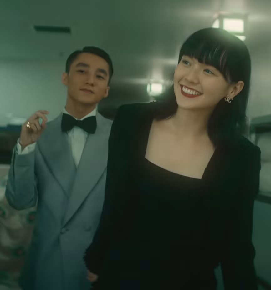 Cụ thể, đoạn video kéo dài vỏn vẹn 12 giây ghi lại cảnh Hải Tú đang cố gắng thực hiện một cảnh quay khá khó trong MV. Khi được người khác hỏi cảm giác sao, "gà cưng" của Sơn Tùng M-TP lập tức trả lời: "Dạ em ổn".