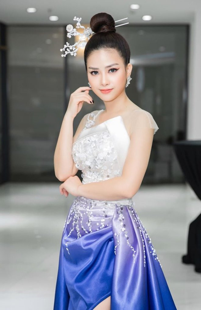 Ca sĩ Dương Hoàng Yến đầu được công chúng biết đến kể từ cuộc thi Sao Mai Điểm Hẹn năm 2008. Bước chân vào làng giải trí khi cô mới 17 tuổi.