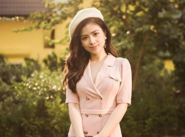 Sau khi tốt nghiệp với số điểm cao nhất, Hoàng Yến được giữ lại làm giảng viên thanh nhạc tại trường khi chỉ mới 22 tuổi.