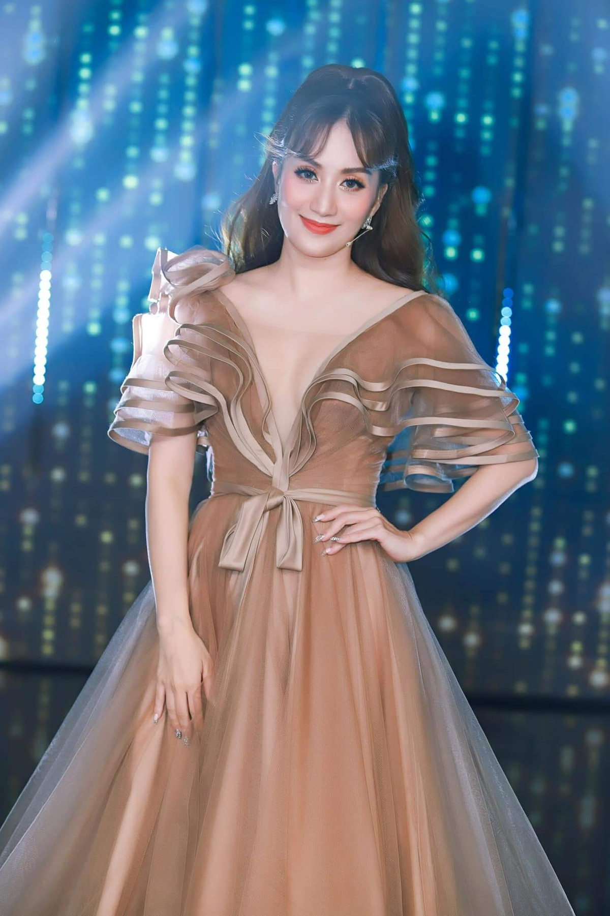 Hiện tại, ngoài thành công trong nghệ thuật Khánh thi còn có cuộc hôn nhân viên mãn bên ông xã Phan Hiển cùng hai nhóc tỳ kháu khỉnh khiến dân tình ngưỡng mộ