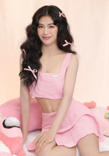 Sở hữu chiều cao 1m62, cùng vóc dáng thon thả nhờ tập luyện thể thao đều đặn, Thanh Nhã tự tin diện các trang phục tôn vòng eo.