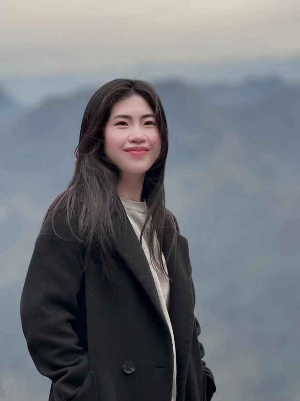 Nữ tiền vệ đi chơi kết hợp làm việc nhưng lại đúng vào khoảng thời gian miền Bắc đã rét đậm.