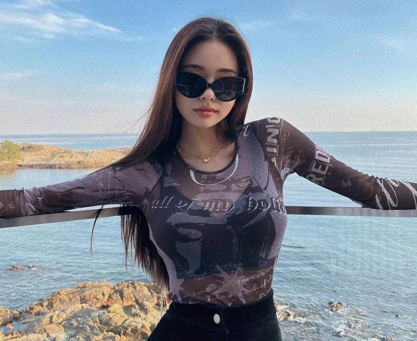 Song JiA luôn gắn liền với hình ảnh sang chảnh, thường xuyên dùng các mặt hàng xa xỉ trên YouTube cũng như các chương trình phát sóng mà cô tham gia.